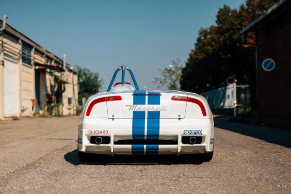 Под капака се намира 3,2-литров турбо V8 двигател с мощност 365 к.с., който работи в тандем с шестстепенна ръчна скоростна кутия. Автомобилът има също така модифицирано окачване и по-големи спирачки. Въпреки успеха сред публиката, концепцията остава единствена, защото пазарът още не е готов за подобни баркети.
