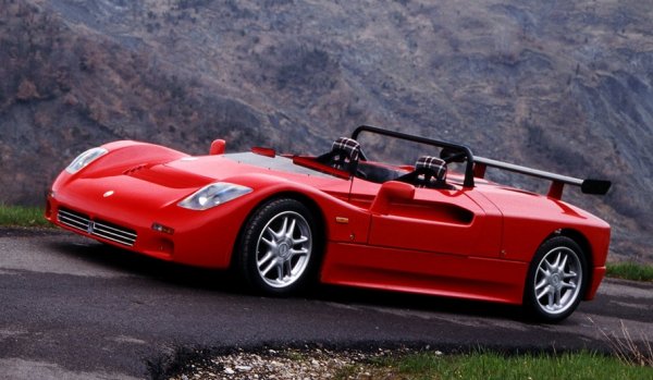 Специално място заема Maserati Barchetta Stradale - пътна версия на състезателен прототип, създаден за състезанието Grantrofeo Barchetta през 1992-1993 г. Лек (775 кг) и открит, този автомобил е оборудван със средно разположен 2-литров V6 двигател с две турбини, развиващ 315 к.с. и ускоряващ до 100 км/ч за 4,5 секунди. 
