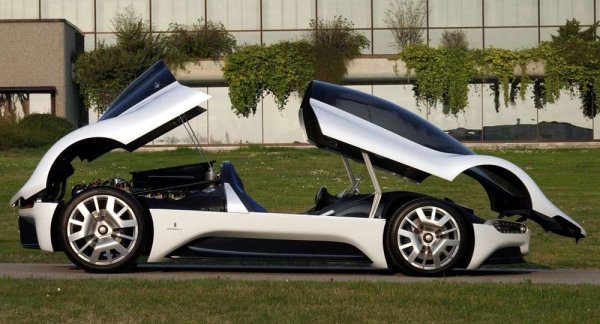 "Клетката за птици" е показан за първи път на автомобилното изложение в Женева през 2025 година. Концепцията е резултат от сътрудничество между Maserati, Pininfarina и Motorola, целящи да демонстрират техническата си експертиза. Автомобилът е направен само за 2 месеца, след бърза фаза на проектиране с помощта на 3D рендери.
