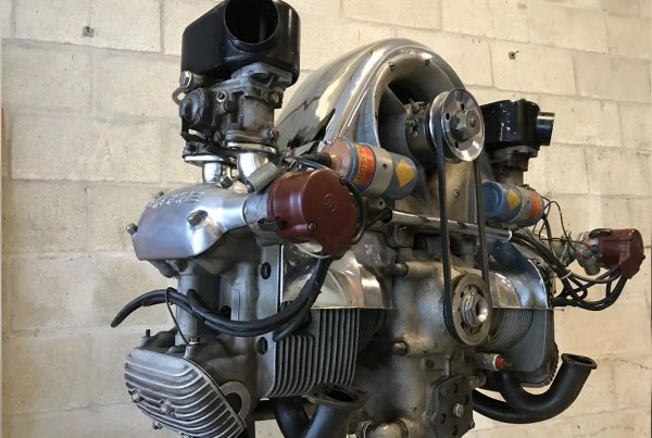 Първият голям проект за Мецгер, в който той работи под ръководството на Ернст Фурман. За разлика от твърде простите като конструкция четирицилиндрови двигатели, използвани дотогава от Porsche, този е с два двойни горноразположени разпределителни вала - DOHC. От 1500 куб. см обем вади 110 конски сили, което е доста за онази епоха. 

