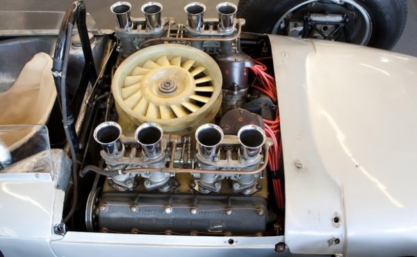 Преди сезон 1961 Формула 1 въвежда ограничение върху кубатурата на моторите - не повече от 1.5 литра. Мецгер е натоварен да отговори на това изискване и създава Type 753 - първия осемцилиндров боксер за компанията. С магнезиев картер и по две свещи на цилиндър, това е пословично сложен за сглобяване двигател - изработката на един-единствен отнема между 150 и 220 часа труд. 
