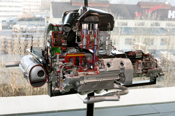 В началото на 60-те най-сетне идва време любимото на Мецгер Porsche 356 да се пенсионира. На него е възложено да създаде двигателя за новия модел - шестцилиндров боксер с обем два литра, със 131 конски сили и 162 Нютонметра максимален въртящ момент. И с въздушно охлаждане, разбира се. Постепенно агрегатът е усъвършенстван и в края на 60-те развива вече 160 конски сили. 
