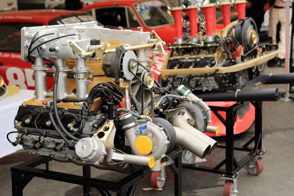 В средата на 70-те германците работят върху наследника на прототипа Carrera RSR - така се появява Porsche 935, с проектиран от Мецгер 3.3-литров туин-турбо боксер, способен да равива до 857 конски сили. Макар да страда на моменти от много осезаема турбо дупка, този двигател е на практика без конкуренция. 
