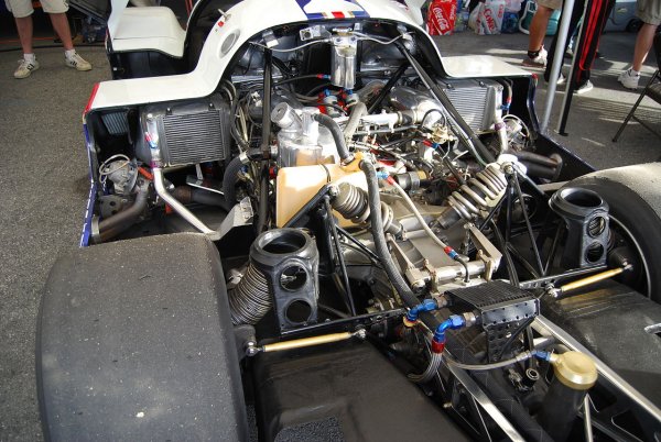 Последно "ура" за добрия стар Type 935 двигател, но с доста доработки от страна на Мецгер. В оригиналния си вид моторът тук е с 2.9 литра обем, 680 конски сили максимална мощност, и вече не с туин турбо, а с един компресор от Kuhnle, Kopp und Kausch. 
