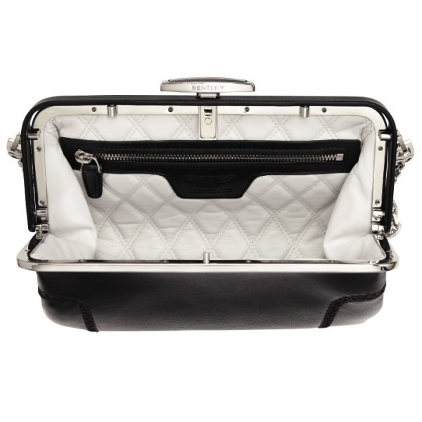 Още един продукт на британския производител на луксозни коли &ndash; чанта от естествена кожа. Тя е идентична с материала, който се използва в салона на моделите на марката. Предлагат се различни варианти и цветове, като цените започват от 5500 долара.
