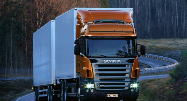 В основата на това понятие е френската дума &bdquo;ka-myawn&rdquo;, с която се обозначават големи превозни средства за превоз на товари. През 50-те години така се наричани големите прицепи, които теглят ремаркета, но постепенно камион започва да се отнася за всички товарни автомобили, независимо от техните размери или тегло.