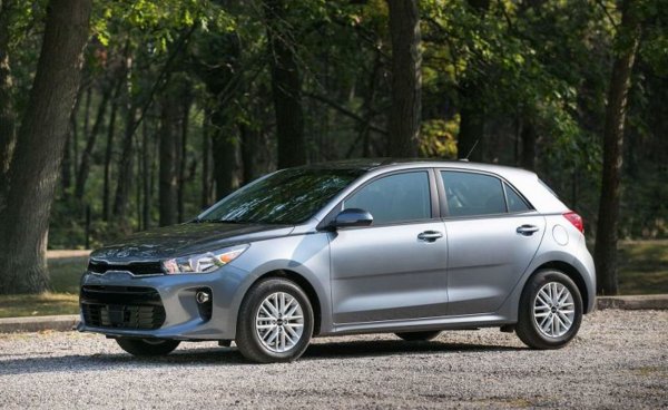 Този тип каросерия се появява сравнително скоро, тъй като след Втората световна война инженерите започват да експериментират със седаните и да създават нещо ново. Идеята е да се намали дължината на автомобила, за да поевтинее производството. Първият класически хечбек е Mini с предно предаване. Новата каросерията е наречена &bdquo;hatchback&rdquo; - &bdquo;люкът е отзад&rdquo;