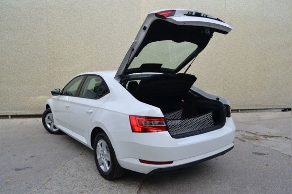 Думата има английски корени и се превежда като &bdquo;повдигаща се задна част&ldquo;. По правило тази каросерия е доста близка със седана, но задната част е различна, тъй като багажникът се отваря заедно със стъклото. Този тип автомобили вече се сещат не само в масовия клас, но и при премиум-моделите.