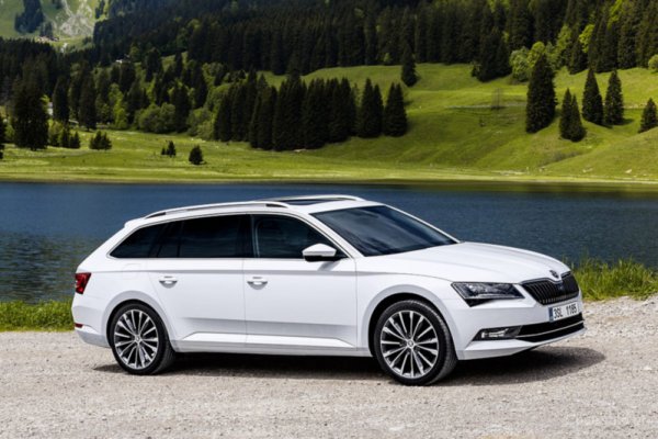 Тук нещата са по-лесни за разбиране, тъй като става дума за автомобил, чийто багажник е слят с купето и има голяма задна врата. В периода преди Втората световна война комбитата са се считали за евтини варианти на пикапите, като товарната част е направена от дърво, за да се намали стойността. Тези автомобили са използвани за возене на хора. 

Популярността им нараства в средата на XX век в Америка, когато комбитата започват да се ползват за превоз на товари. По-късно те се превръщат в семейни автомобили.