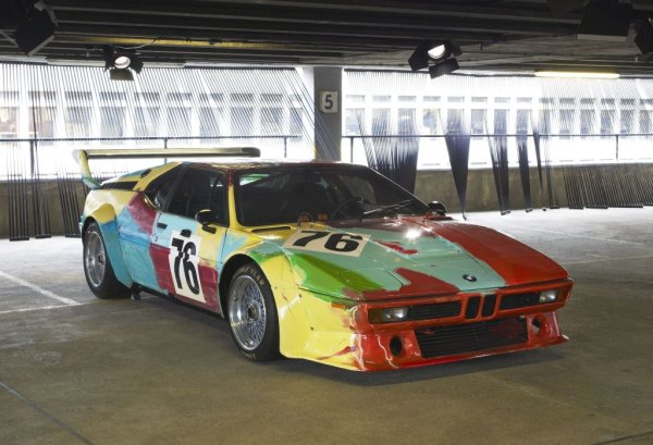 Най-прочутата "арт кола" е всъщност най-набързо претупаната. Уорхол в характерния си стил първо предложил камуфлажна боя с милитаристични нотки - не съвсем удачна идея в Германия навръх 40-ата годишнина от старта на Втората световна война. Във втория вариант Уорхол за по-малко от половин час нашарил колата на ръка, като разсеяно боядисал дори предното стъкло. 
Наложило се да почистят малко от шедьовъра му, за да могат Пулен, Миньо и Винкелхок все пак да виждат, докато карат в Льо Ман - където завършват 6-и. 
