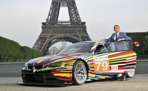 Джеф Куунс е съвременният художник с най-голяма медийна известност: отчасти заради оригиналността на творбите си, отчасти заради баснословните суми, за които се продадоха някои от тях (58.4 млн. долара за Balloon Dog Orange, 91.1 млн. долара за Rabbit), и отчасти заради факта, че в зората на кариерата си се ожени за италианската порнозвезда и депутатка в парламента Чичолина. 
