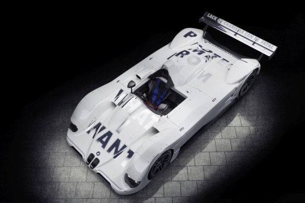 След легендарното М1 на Уорхол, BMW спря да участва с арт колите си в Льо Ман, и повечето проекти от 80-те и 90-те години дори не бяха върху състезателни автомобили. Но през 1999 компанията се завърна по впечатляващ начин. Арт колата, дело на Джени Холцър, спечели квалификациите за Льо Ман. А след това неин неизрисуван двойник спечели и самото състезание - последният засега успех на BMW на "Сарт". 
