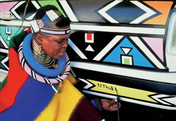 С арт колата на Малангу, BMW в известен смисъл изпревари събитията. Когато създаде този проект през 1991, Естер Малангу бе достатъчно популярна в родната си Южна Африка, разбира се. Но днес, на 87-годишна възраст, тя е вече световна знаменитост, с изложби в най-прочутите галерии и участия в шоу програми като тази на Тревър Ноа. Като вдъхновение за творчеството си, Естер използва традиционните приложни изкуства на племето ндебеле, от което произлиза. 