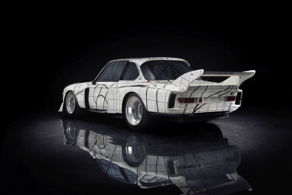 Втората арт кола датира от 1976 и е дело на Франк Стела. Този път компанията не я предоставя на Ерве Пулен, а сама участва с нея в две състезания - 24-те часа на Льо Ман (с Брайън Редман и Питър Григ зад волана), и в 6-те часа на Дижон (управлявана от Рони Петершон и Гунар Нилсон). И в двата случая обаче не завършва заради повреда.