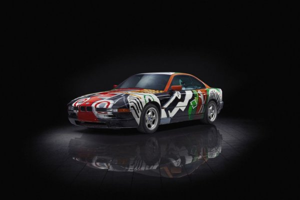 На Хокни, може би най-знаменития жив художник днес, се пада удоволствието да работи върху една от най-интересните коли на BMW в новата история - оригиналното 850 CSi. Проектът е завършен през 1995, Хокни настоява да изрисува върху колата и любимите си кучета. 
