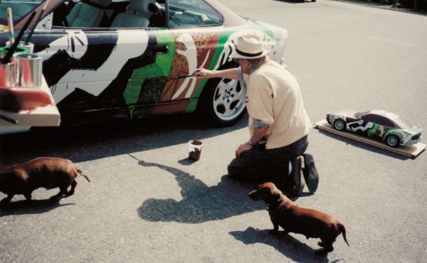 Роденият през 1937 Хокни е една от най-ярките фигури на поп арта, и единодушно е признат за най-влиятелния британски художник на ХХ век. Англичанин, той живее в Лос Анджелис още от средата на 60-те години, и тамошният пейзаж е основна тема в творчеството му: басейни, палми, синьо небе. 
