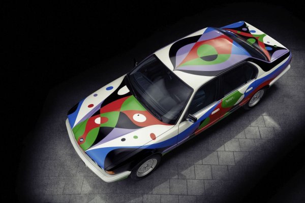 Един от резултатите от голямата активизация на програмата BMW Art Car в края на 80-те. Останалите също са любопитни - например изрисуваното от австралийския аборигентски художник Майкъл Джагамара Нелсън BMW M3, или "златното" BMW 535i на японеца Матазо Каяма. Но ако трябва да избираме, все пак бихме се спрели на творбата на Манрике от 1990.