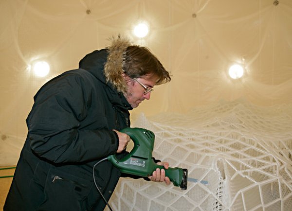 Олафюр (или Оулавюр, както е по-правилното произношение) Елиасон е роден в Дания, но е с исландски корени. Направи име с внушителни инсталации, комбиниращи светлина, вода и различни температури. От 2014 управлява архитектурното Studio Other Places заедно с известния германски архитект Себастиян Бееман. Неговият The Weather Project в лондонския музей Tate Modern бе провъзгласен за "крайъгълен камък на модерното изкуство". 
