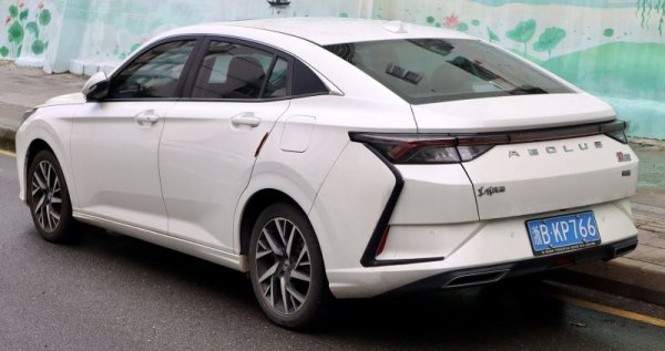 Наричан още Aeolus Yixuan и D53 на някои пазари, това е компактен седан с дължина 4.66 метра, който се предлага с доста богат избор на задвижване - от трицилиндров еднолитров турбомотор със 123 коня мощност, през 1.5 турбо със 194 коня, до чисто електрическа версия с мощност 160 конски сили и 48-киловатчасова батерия. В Китай по-мощната бензинова версия струва едва 78,000 юана, или около 19,700 български лева. Но за износ тарифите са доста по-различни. 
