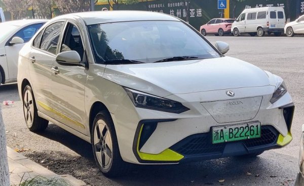 Това е най-новото допълнение в гамата на А60, основния седан на Aeolus за вътрешния пазар. Е70 Pro дебютира в края на 2022 година с осъвременен дизайн, с нов синхронен електромотор (150 конски сили), и ново поколение батерия, която стига за 412 км пробег с едно зареждане според доста строгия в това отношение китайски тестов цикъл CLTC. 
