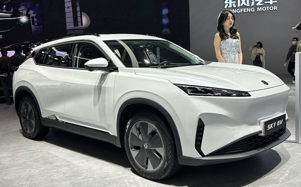 Чисто нов електрически кросоувър с дължина 4.67 метра, с 215 конски сили максимална мощност и с два размера на батериите, достатъчни съответно за 445 и 520 км пробег по китайския тестов цикъл. 