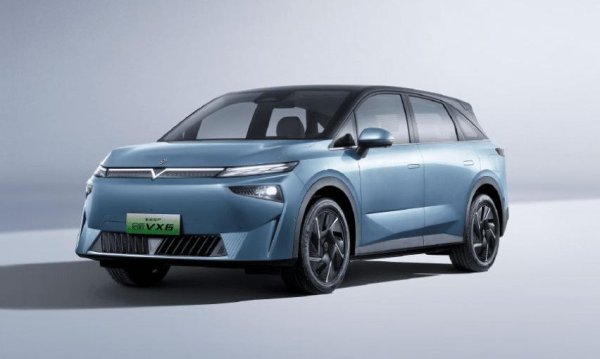 Най-новото попълнение в гамата на Venucia: производството започна през октомври. Това е доста напредничав електромобил с 800-волтова архитектура, 215 конски сили максимална мощност и литиево-желязофосфатна батерия от CATL. 
