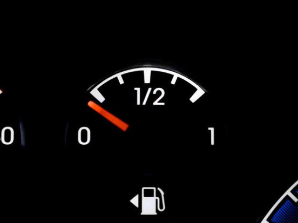 Сигурно все още има такива шофьори, които не знаят за какво случи малката стрелка до предупредителната лампа за нивото на горивото в автомобила. Тя показва страна на колата, от която е разположена капачката на резервоара. Това помага само в един случай - при влизане в бензиностанция за зареждане на гориво, като улеснява водача и той знае на коя колонка да отиде.