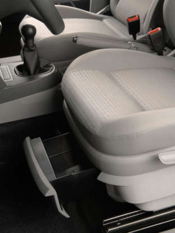 Съвременните автомобилни производители правят всичко възможно, за да спечелят допълнително място в салона. Затова и автомобилите разполагат със скрити хранилища за вещи, които са много удобни. При някои от тях то е под седалката, а при други - на таблото. Моделите като Volvo XC40 пък имат няколко такива места в салона си.