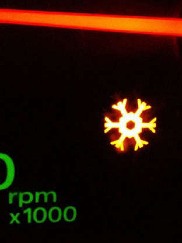 Всички познават лампата за контрола на двигателя, както и тази, която предупреждава, че свършва горивото. Това са двата сигнали, които нито един шофьор не иска да види. От друга страна, снежинката на таблото изглежда напълно безобидна, но тя не е за декорация. Това е индикатор, който информира за състоянието на пътя и ви предупреждава дали пътят под гумите не е замръзнал.