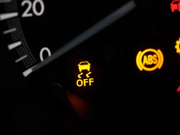 Внимавайте, ако видите, че на вашето табло се появява изображение на автомобил с две извити линии, докато шофирате. Това означава, че вашата система за контрол на стабилността се е задействала, след като сензорите в автомобила са открили потенциално опасни условия на пътното платно. В случая, системата за контрол на стабилността си е свършила работата, но ако индикаторът светне отново и отново, определено сте на опасен участък от пътя и трябва да намалите скоростта.