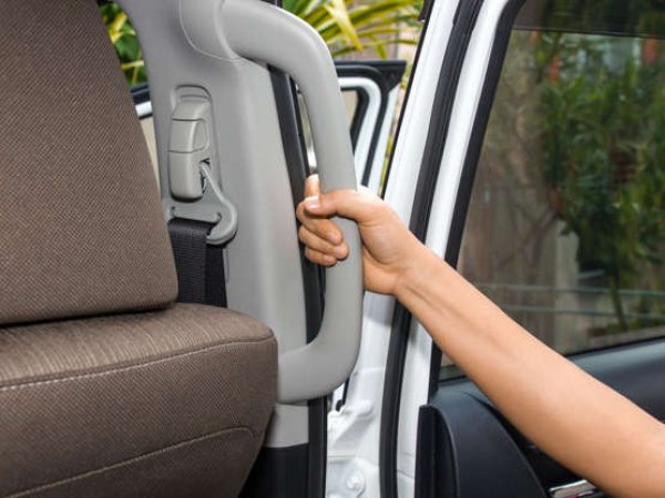 Често срещаното и напълно погрешно схващане е, че тези малки дръжки над вратите на автомобила са предназначени за хващане, когато шофьор с по-тежък крак завие по-рязко. Колкото и странно да звучи, целта на ръкохватките е пътниците да ги използват, за да си помогнат при слизане от превозното средство, след като то бъде спряно, разбира се. И не, те не са предназначени за окачване на химическото чистене.