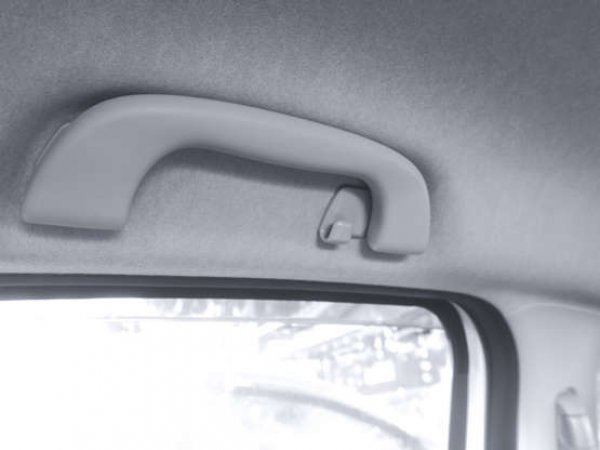 До дръжките на вратите често има и набор от по-малки пластмасови куки, които вече служат именно с тази цел - закачване на химическото чистене. На тези куки се поставят якета, сака и други дрехи, които могат да се намачкат, докато човек шофира.