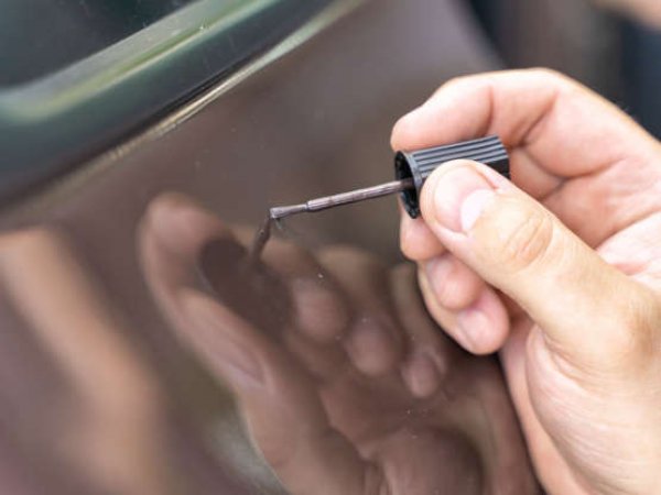 Ако някога се наложи да боядисвате автомобила си, трябва да знаете и точно каква боя да използвате. Самите автомобилни производители скриват стикери с кодовете, нужни за качествено боядисване на различни места. Някои ги залепват от въртрешната страна на капака, на B-колоната или в жабката, а други ги поставят под резервната гума в багажника.