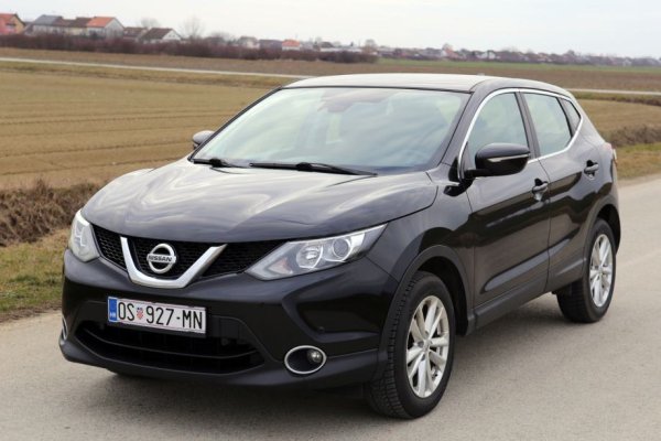 Този модел използва популярната комбинация от скоростна кутия JF011E/JF016E CVT и 2,0-литров двигател MR20DE. Добра алтернатива обаче може да бъде вариант с механична кутия със задвижване на четирите колела или само с предно предаване.

Въпреки повишения си разход на гориво двигателите MR20DE са сред най-надеждните. Те се поставят още на кросоувъра X-Trail (2007-2014), както и на автомобили Renault, където имат индекс M4R.