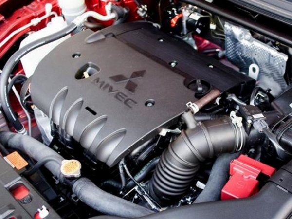 При Mitsubishi ASX трябва да се избягва прегряване на двигателя, тъй като това може да причини пукнатини в главата на цилиндъра и изпускателния колектор. Също така се препоръчва по-честа смяна на охлаждащата течност и следене на нивото на маслото в двигателя. Веригата за синхронизация изкарва 200 000 км, но поради липсата на хидравлични повдигачи, хлабините на клапаните ще трябва да се регулират на всеки 80 000 км.

Производителят на двигателя 4B11 декларира ресурс от 250 000 км, но при внимателно експлоатиране и правилна поддръжка устройството ще изкара до 350 000-400 000 км.