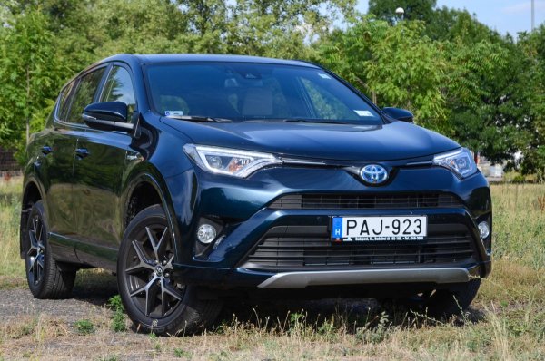 През 2010 г. моделът беше обновен, в резултат на което RAV4 загуби класическата си автоматична скоростна кутия. Вместо това производителят премина към CVT на Aisin, които се отличават с малък ресурс. Що се отнася до механичните скоростни кутии, само 10% от продадените екземпляри са оборудвани с тях.

Двигателят 3ZR-FE дълго време беше поставян на Corolla и Avensis и едва след 2012 г. се озова под капака на RAV4. По това време основните недостатъци на мотора бяха отстранени. В условията на чести градски пътувания повишеният разход на масло започва още преди достигане на 50 000 км, като може да достигне до 0,5 литра на 100 км.