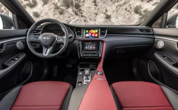 В салона се залага на на полуанилинова кожа, както и на нова акусттична система  Bose с 12 високоговорителя.