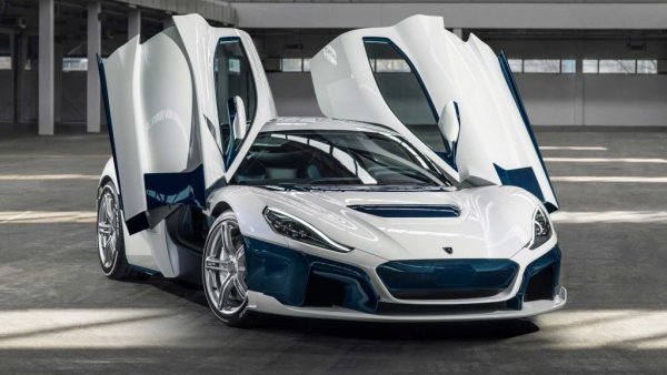 Мате Римац успя да вдигне немалко шум със своите хиперколи C_One и C_Two. Но в седемцифрения сегмент на пазара не е достатъчно само да демонстрираш технологична компетентност - трябват ти също история и аура, все неща, които марката Rimac не притежава, но пък марката Bugatti има в огромно изобилие. 
