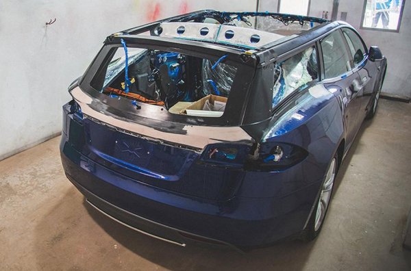 Цялата работа отнела половина година, а англичаните, между другото направили своето Tesla комби няколко месеца преди RemetzCar. Британският вариант не бил толкова елегантен като холандския, като добавените панели били от композитни материали. За да ви изработят подобна машина, от QWest ще ви вземат 70 000 лири, без тук да са включени парите за &bdquo;донор&rdquo;.