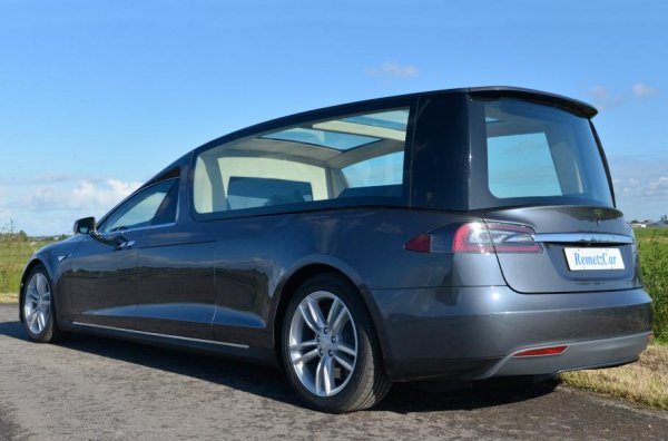 Компанията планирала общо 4 варианта на конверсии &ndash; с две или четири странични врати, с плътни или прозрачни страни и покрив. Но само една електрическа катафалка е реализирана изцяло: автомобилът е построен през 2016 г. по поръчка на погребалната агенция Van Der Lans & Busscher.