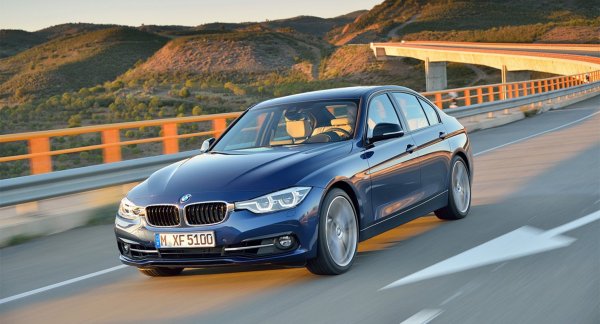 При предишното поколение (F30) автомобилът привличаше внимание не само с техническите си характеристики, но и със салона, като доброто впечатление донякъде се разваляше с тесния втори ред седалки. В базовото оборудване на модела влизаха кожени седалки, двузонов климатик, мултимедийна система със 7-инчов дисплей и система за безключов достъп.

Голяма част от вариантите са със задно предаване и бензинови двигатели с обем 3,0 литра, като пробегът им е около 75 000 км. За посочената сума има възможност и за придобиване на дизелови версии със задвижване на четирите колела.