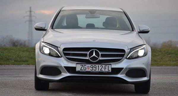 На външен вид Mercedes-Benz C-Class донякъде напомня на флагмана на марката S-Class, а това допълнително издига неговия собственик в очите на другите. Като недостатък може да се отчетат тесните задни врати, които правят влизането в салона по-трудно. Багажникът е напълно съпоставим с тези на Audi A4 и BMW 3-Series, но за разлика от тях началните нива на модела не са толкова добре оборудвани.

Повечето предложения на пазара са с 2,0-литров дизел със 190 к.с., който се съчетава с 9-степенна автоматична скоростна кутия G-Tronic. Има и екземпляри с най-малкия бензинов агрегат - 1,6-литров, който развива 156 к.с. Пробегът е около 100 000 км.