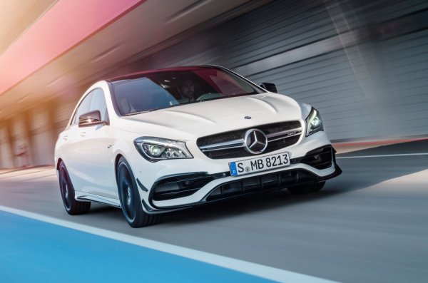 При този модел си заслужават високите нива на оборудване, които обаче са доста скъпи. Интериорът на CLA често е критикуван като "скучен", а пътниците на втория ред седалки са жертвани в името на дизайна. Главите на по-високите от тях със сигурност ще опират в тавана. Багажникът предлага обем от 475 литра.

Най-разпространената версия е CLA 220, която е оборудвана с 2,0-литров бензинов двигател с мощност 184 к.с. Той се съчетава със 7-степенна автоматична скоростна кутия G-DCT. Дизеловият вариант развива 177 к.с., като той е предпочитан заради по-ниския разход на гориво. И в двата случая обаче пробегът си е сериозен - около 100 000 км за 3-годишна кола, което показва, че тя е доста карана.