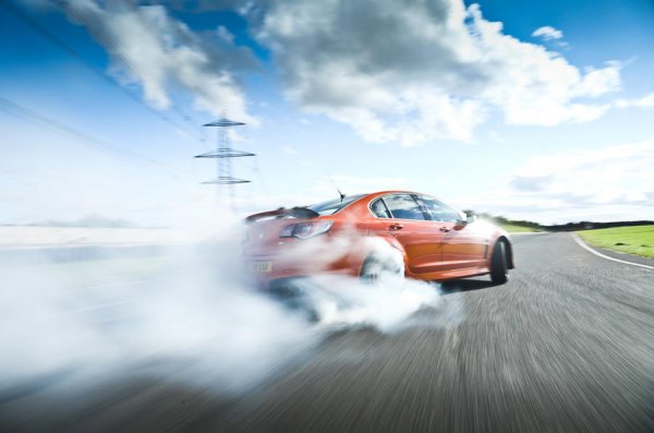 ази версия на Vauxhall всъщност е подобрен вариант на австралийския му брат Holden Commodore HSV, като под нейния капак е поставен 6,2-литров V8 двигател. Мощността на мотора е 577 к.с., което позволява ускорение от 0 до 100 км/ч за по-малко от 5 секунди. В момента такъв автомобил се продава за по-малко от 60 000 лири, но с него със сигурност можете да направите за смях на пътя дори Mercedes-AMG E63.

Конкретно този оранжев автомобил е произведен през 2014 година и в момента се продава на атрактивната цена от 39 900 лири.