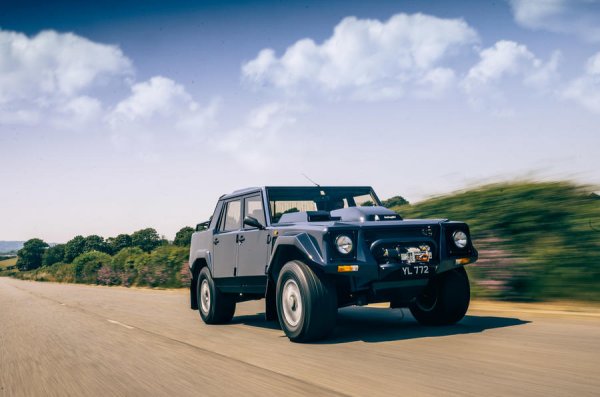 Този супер-камион с V12 двигател е считан за пионер на SUV-автомобилите, като неговата кръв тече във вените на Porsche Cayenne и Lamborghini Urus. Под капака на LM002 е поставен 5,2-литров двигател от Countach, което позволява на тежащата близо 3 тона машина да ускори от 0 до 100 км/ч за 7,9 секунди. Колкото и да е странно, Lamborghini продаде малко над 300 коли за 8 години производство, като това вероятно се дължи най-вече на цената - 250 000 лири.

На пазара в момента има една бройка от модела, като тя се намира в Маями. А нейният собственик я е оценил на 202 500 лири.