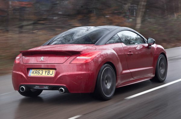 Френското спортно купе със заоблен дизайн с 270 коня под капака изглежда доста привлекателно. Още повече, че в продължение на известен период от време това беше най-мощният сериен автомобил на Peugeot. Неговият 2,0-литров бензинов турбомотор с 4 цилиндъра предава тягата към предни мост с помощта на механична скоростна кутия и диференциал Torsen. Това е не само един от най-бързите хо-хечове на пазара по това време, но и е сред най-комфортните.

На пазара на употребявани автомобили Peugeot RCZ-R се сеща сравнително често, така че избор има. За 15 500 лири получавате машина с пробег от 70 000 км.