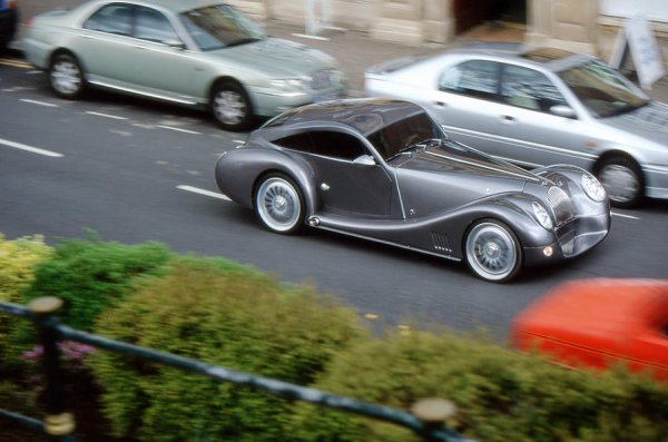 Колите на Morgan са много мощни и динамични, но винаги са изглеждали някак си остарели. По-важно обаче е какво се намира под капака, а то обикновено е впечатляващо. В случая с Aeromax за основа е използван модела Aero 8 с 4,8-литрови V8 двигател на BMW, развиващ 362 к.с. Така получавате един брутално мощен автомобил, от който са произведени само 100 бройки. Съответно и намирането на такъв е трудно.

И все пак на пазара на употребявани коли има една обява, която е за колата с шаси №16. Нейният собственик обаче иска 135 750 лири.