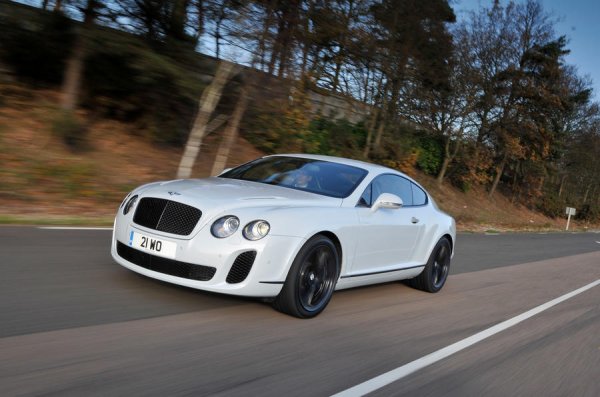 &bdquo;Автомобилите могат да бъдат зелени, без да са малки, бавни или скучни&ldquo;, обявиха от Bentley през 2009 година, когато представиха на света това невероятно голямо, бързо и много вълнуващо свое творение. Идеята да вкараш основните качества на Lotus - лекота, маневреност и бързина в голям и луксозен GT, звучи безумно, но британският производител се справи. Под капака на Continental GT Supersports е поставен 6,0-литров W12 с мощност 630 к.с., който може да работи и на етанол и така отделя със 70% по-ниски вредни емисии СО2 от бензиновия модел.

За 38 150 литири (или горе-долу на цената на нов VW Passat) може да получите една от първите произведени бройки от модела, като нейният пробег е 113 000 км.