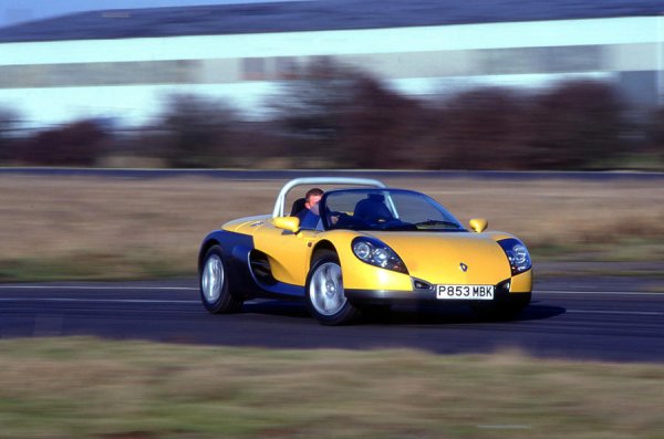 Ако Sport Spider се продаваше в по-голям брой, той можеше да постигне култов статус както стана със замислените по подобен начин Mazda MX-5 и Lotus Elise. Неговият средно разположен атмосферен двигател с обем 2,0 литра развива 150 к.с., но пък теглото на автомобила е едва 930 кг. Малко автомобили разполагат с подобни характеристики, затова и удоволствието от шофирането на Sport Spider е на много високо ниво.

Заради малки си тираж, този автомобил е по-скоро колекционерска рядкост. Най-евтиното предложение е в цвят Mars Red, като е произведено през 1997 година, а пробегът му е 40 000 км. Оценен е на 29 995 лири.