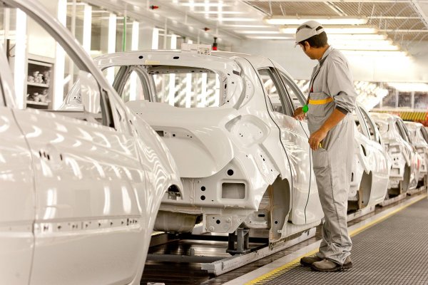 Продажбите на французите са с почти 32% по-малко, отколкото през първото тримесечие на миналата година. Пазарният им дял е 6.9%, а през 2019 беше 7.5%. 
